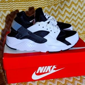 Nike Hurache size 6.5 youth black and white